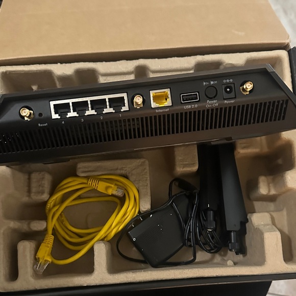 NETGEAR Nighthawk AC1900 WiFi Router - Black - Picture 5 of 7